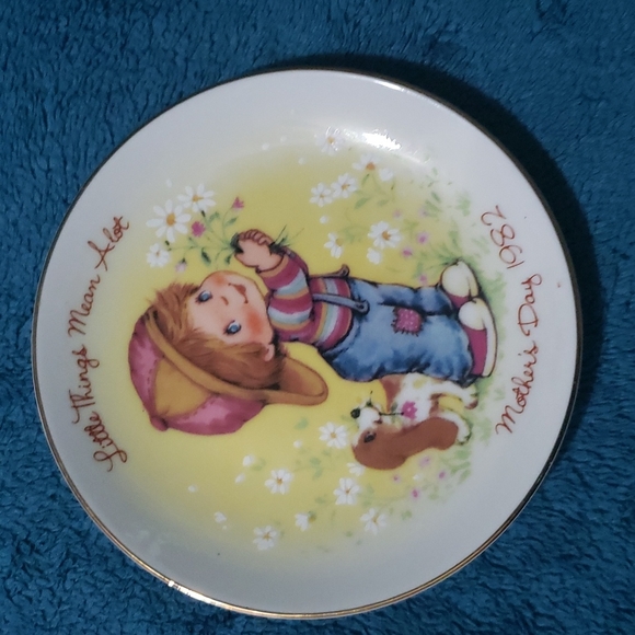 Avon collection plates Mother's Day  1981, 82, 83 and 1984 - Picture 10 of 10